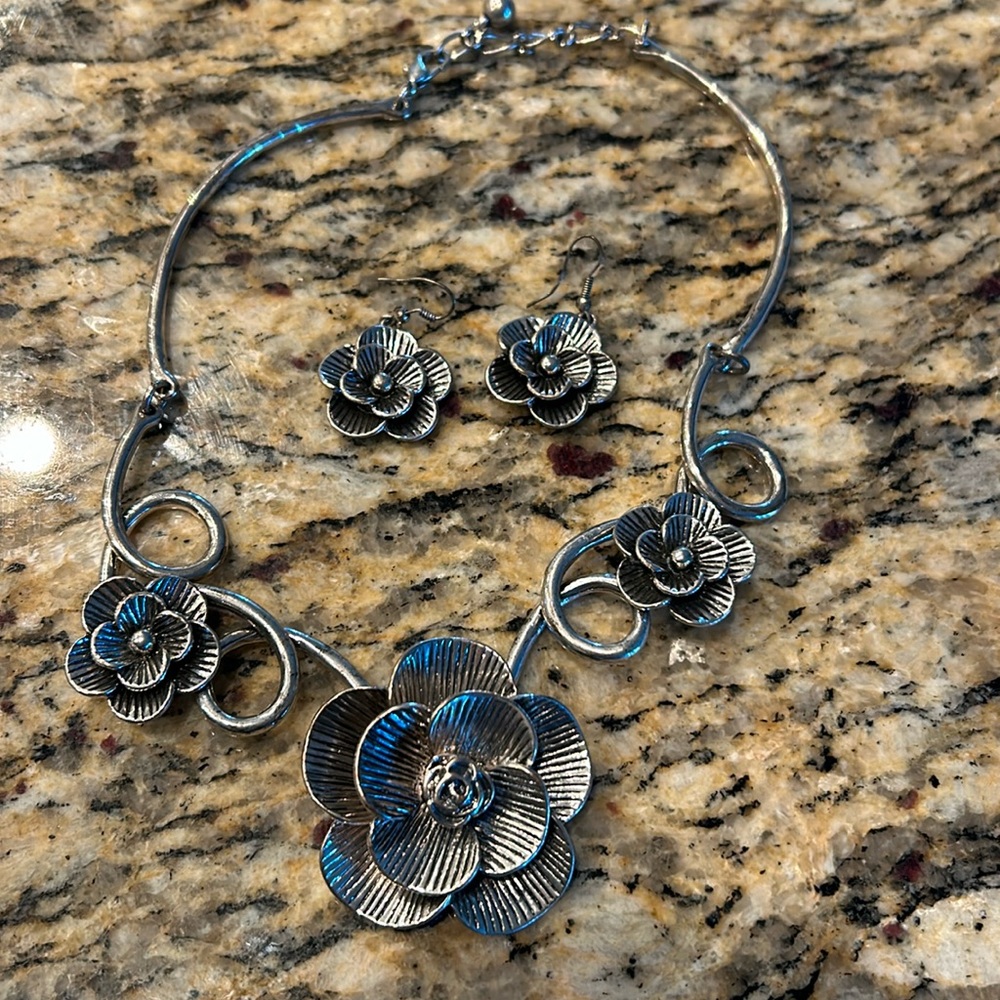 Initial outfitters chunky flower necklace & earrings